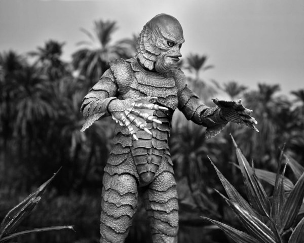 Universal Monsters Figuur Ultieme wezen uit de Black Lagoon (Z&W) 18 cm