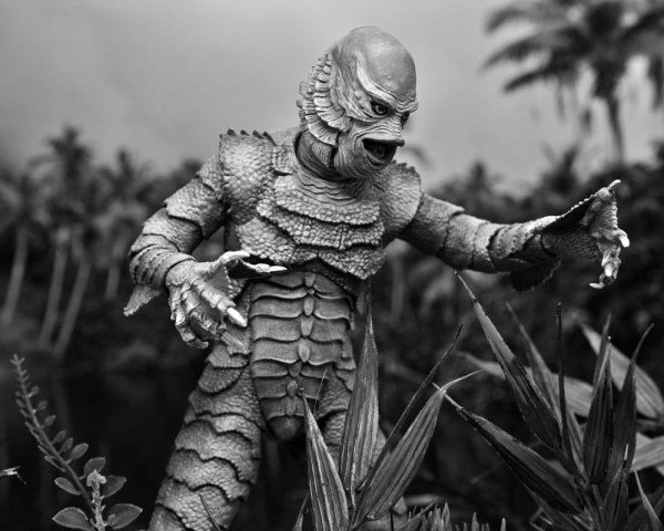 Universal Monsters Figuur Ultieme wezen uit de Black Lagoon (Z&W) 18 cm
