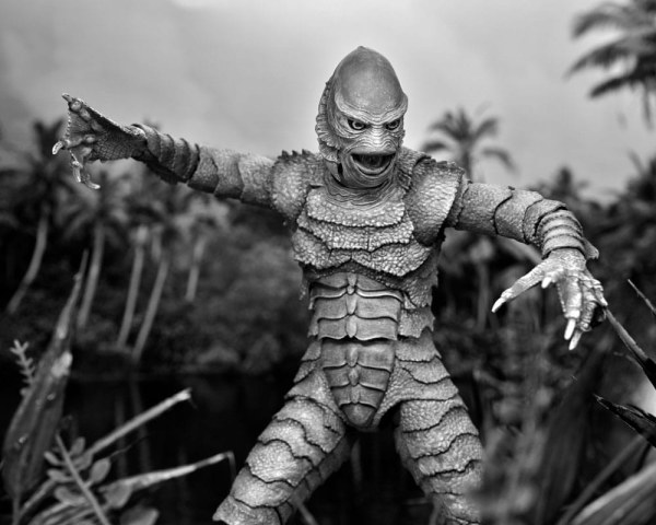 Universal Monsters Figuur Ultieme wezen uit de Black Lagoon (Z&W) 18 cm