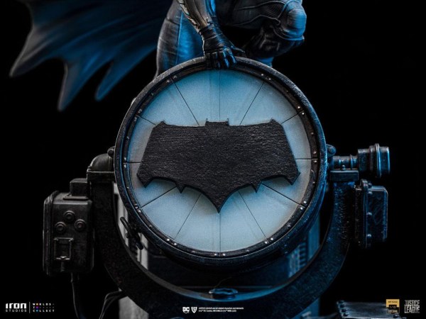 Batman op Batsignal Art Scale Deluxe - Justice League
