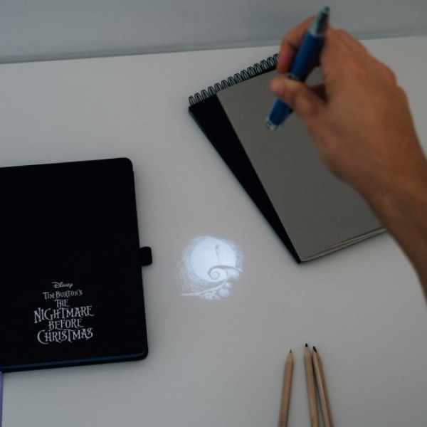 PREMIUM A5 NOTEBOEK MET PROJECTORPEN - DISNEY THE NIGHTMARE BEFORE CHRISTMAS