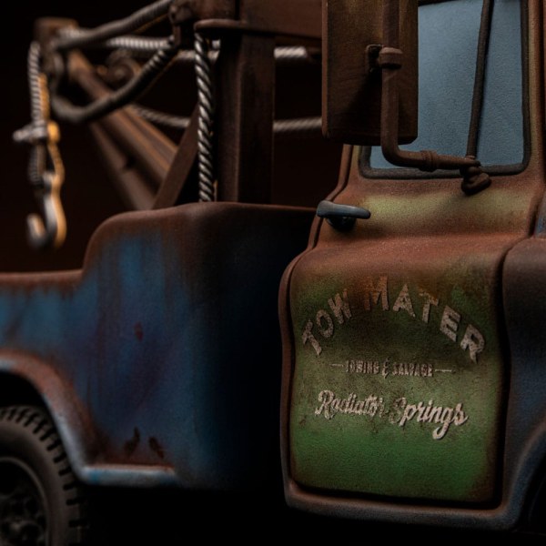 Cars beeldje 1/10 Art Scale Tow Mater 17 cm