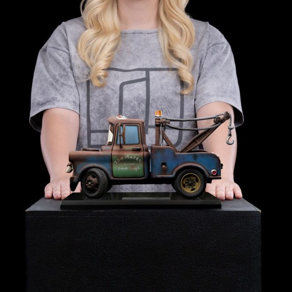 Cars beeldje 1/10 Art Scale Tow Mater 17 cm