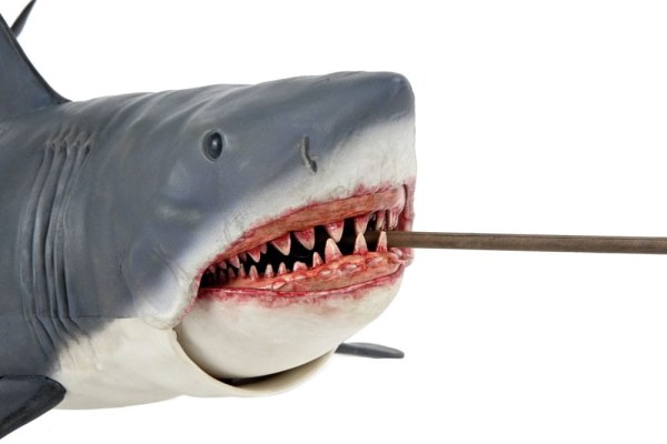 Jaws beeldje 12" Head to Tail The Game of Jaws 50th Anniversary 38 cm