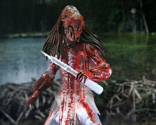 Prey Ultimate Feral Bear Blood Predator beeldje 18 cm