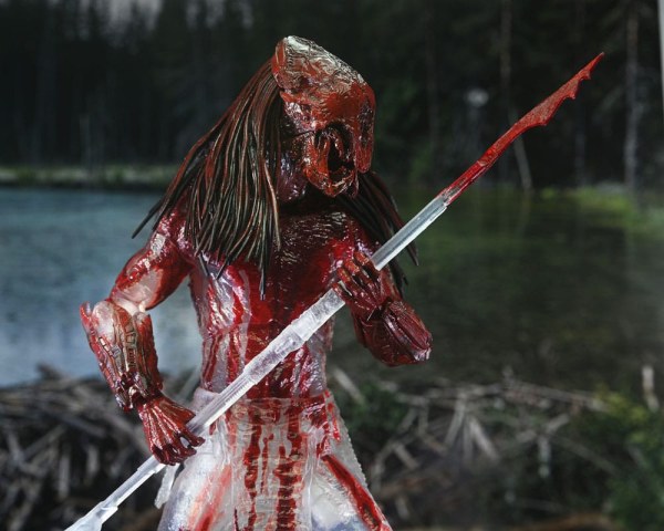 Prey Ultimate Feral Bear Blood Predator beeldje 18 cm