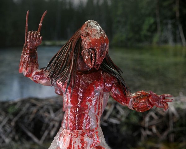 Prey Ultimate Feral Bear Blood Predator beeldje 18 cm