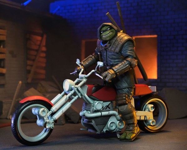 Ninja Turtles (The Last Ronin The Lost Years) beeldje Casey Marie met Last Ronin Motorfiets 18 cm