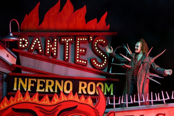 Beetlejuice (1988) diorama Trenchcoat met spikes Inferno Room Deluxe Set