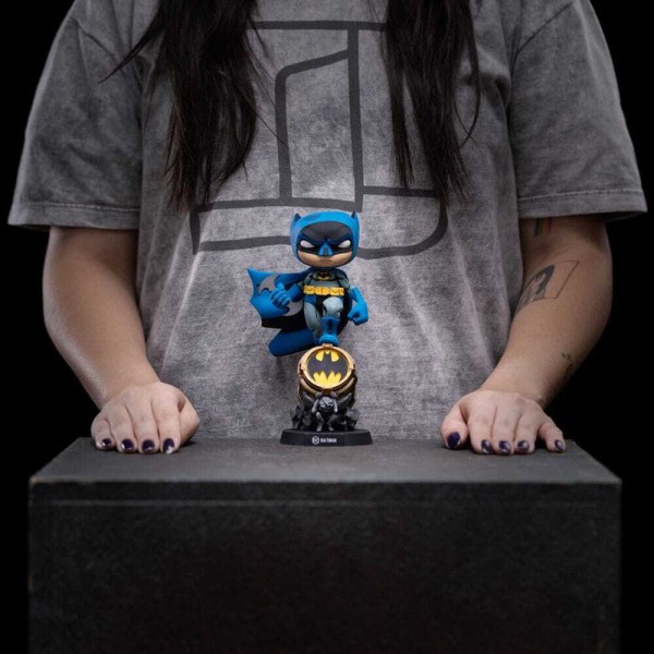 Batman-figuur Mini Co. PVC Batman op Bat-Signal (blauwe variant) 15 cm