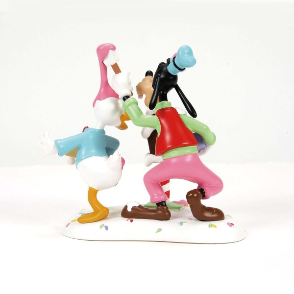 DONALD & GOOFY MAKEN EEN ROMMEL - DISNEY VILLAGE