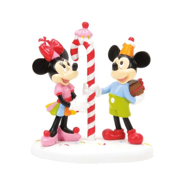 MICKEY EN MINNIE DELEN EEN TRAKTATIE - DISNEY VILLAGE