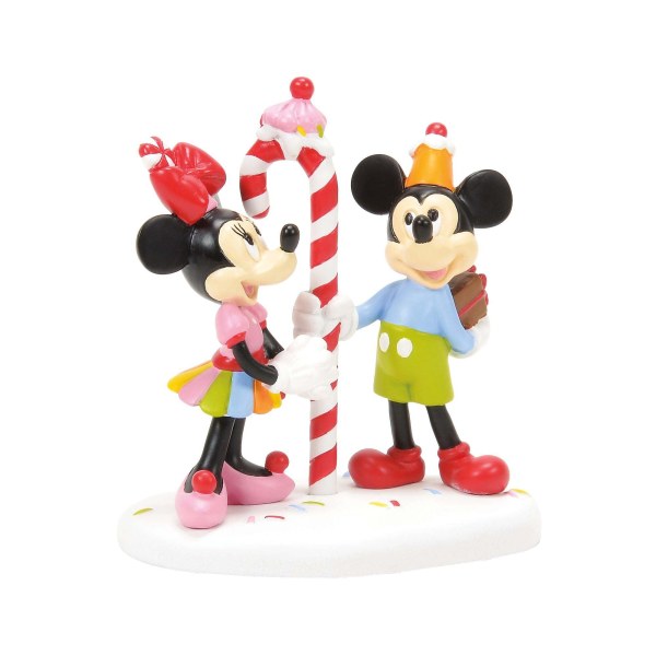 MICKEY EN MINNIE DELEN EEN TRAKTATIE - DISNEY VILLAGE