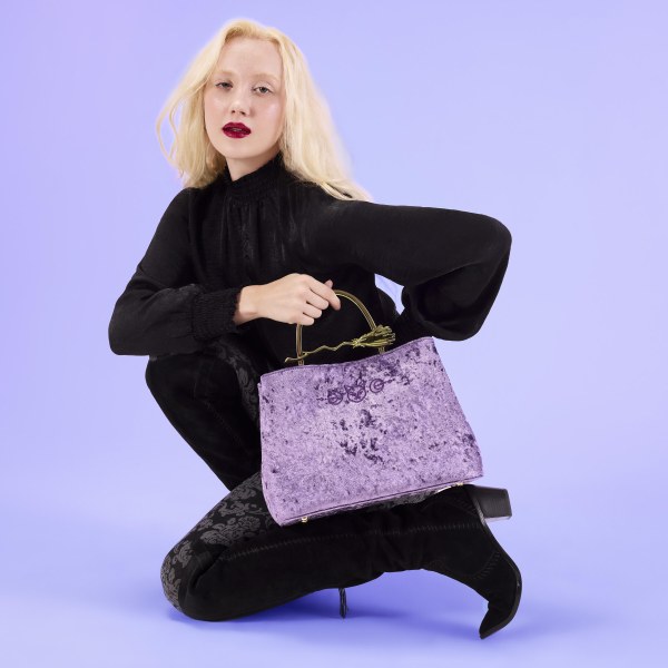 VELVET HANDBAG MET BROOMSTICK - DISNEY LOUNGEFLY HOCUS POCUS