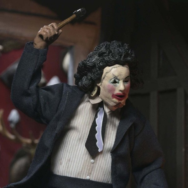 TEXAS CHAINSAW MASSACRE - 20 CM GEKLEDE FIGUUR - LEATHERFACE MET PRETTY WOMAN-MASKER IN VENSTERDOOS