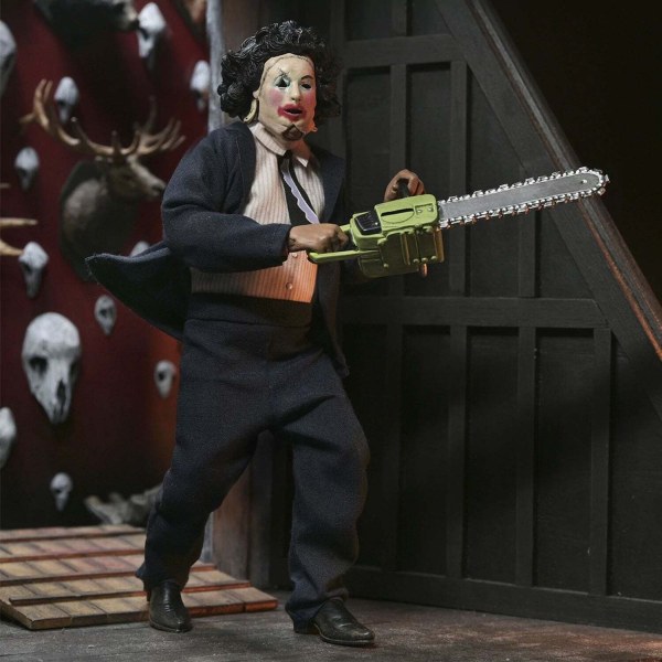 TEXAS CHAINSAW MASSACRE - 20 CM GEKLEDE FIGUUR - LEATHERFACE MET PRETTY WOMAN-MASKER IN VENSTERDOOS