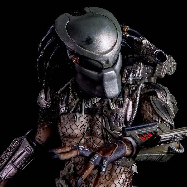 PREDATOR - FIGUUR OP SCHAAL 1/4 - JUNGLE HUNTER PREDATOR MET LED-VERLICHTING