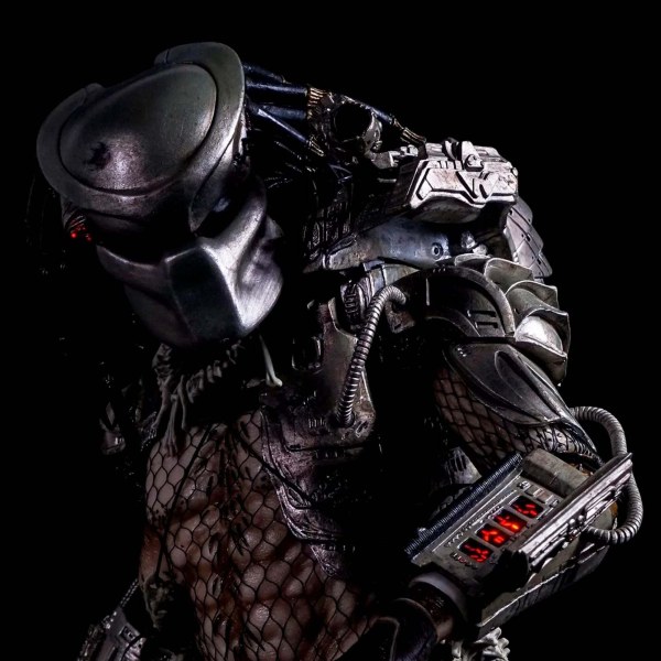 PREDATOR - FIGUUR OP SCHAAL 1/4 - JUNGLE HUNTER PREDATOR MET LED-VERLICHTING