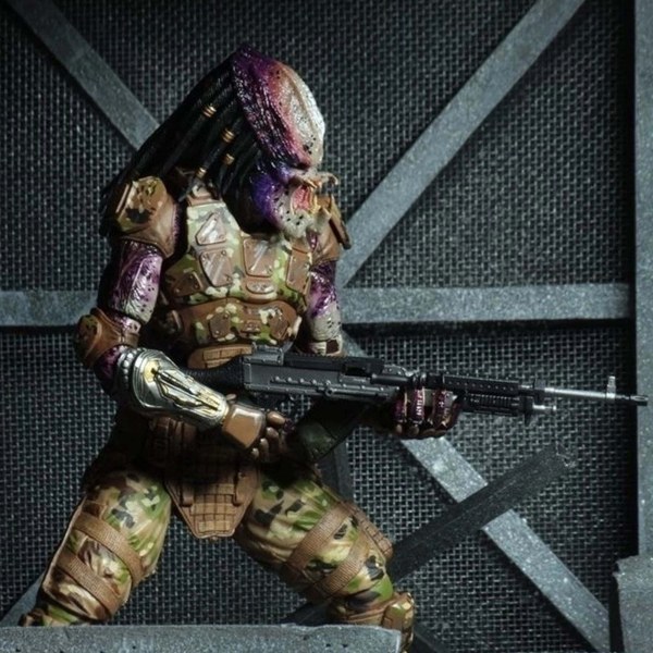 PREDATOR (2018) - ACTIEFIGUUR OP SCHAAL VAN 18 CM - ULTIMATE EMISSARY 1