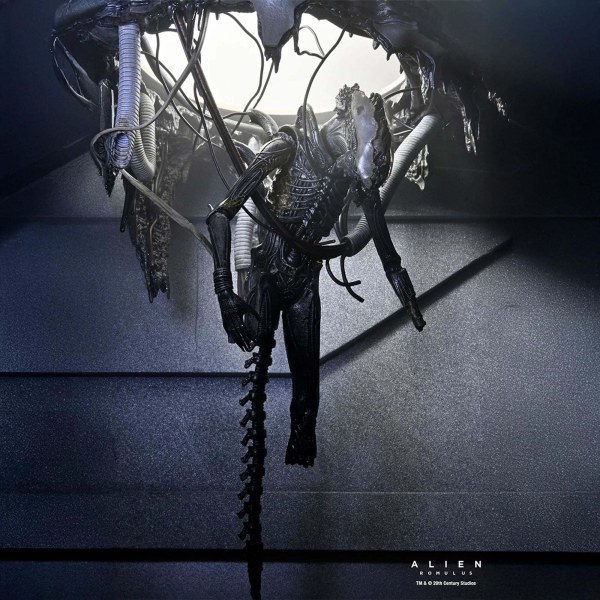 ALIEN: ROMULUS - ACTIEFIGUUR OP SCHAAL VAN 18 CM - DELUXE SUSPENDED LAB XENOMORPH XX121