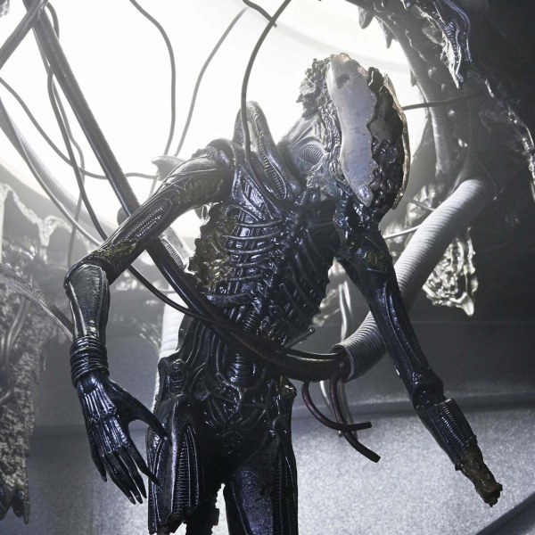 ALIEN: ROMULUS - ACTIEFIGUUR OP SCHAAL VAN 18 CM - DELUXE SUSPENDED LAB XENOMORPH XX121