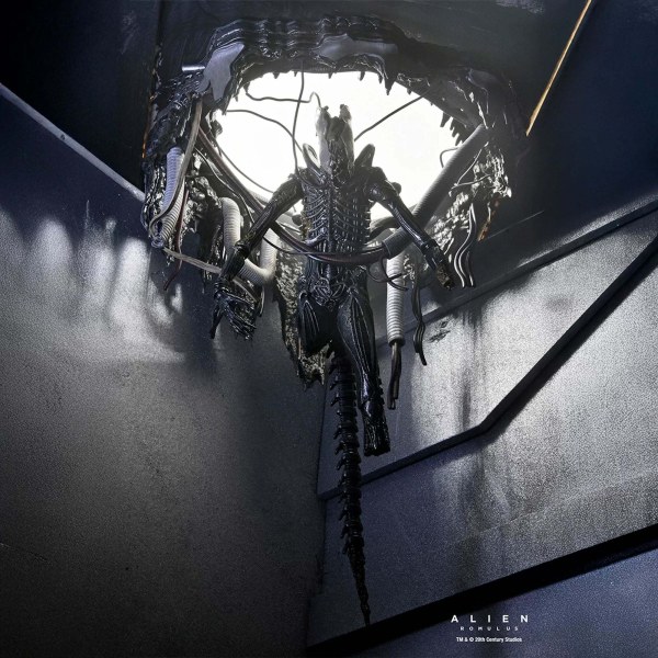 ALIEN: ROMULUS - ACTIEFIGUUR OP SCHAAL VAN 18 CM - DELUXE SUSPENDED LAB XENOMORPH XX121