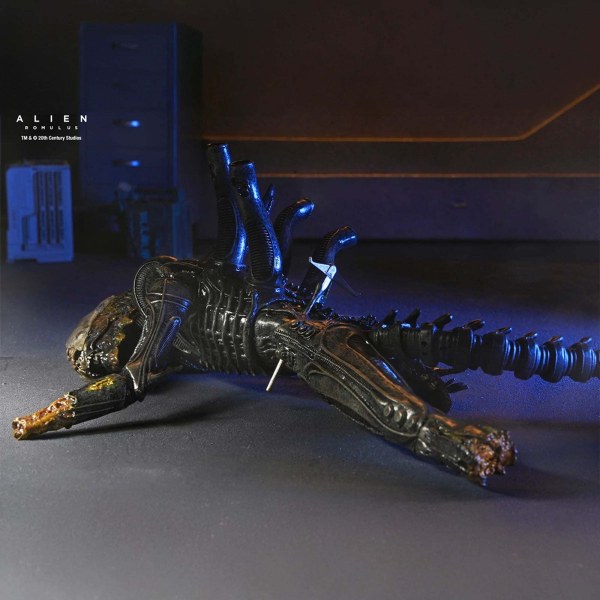 ALIEN: ROMULUS - ACTIEFIGUUR OP SCHAAL VAN 18 CM - DELUXE SUSPENDED LAB XENOMORPH XX121