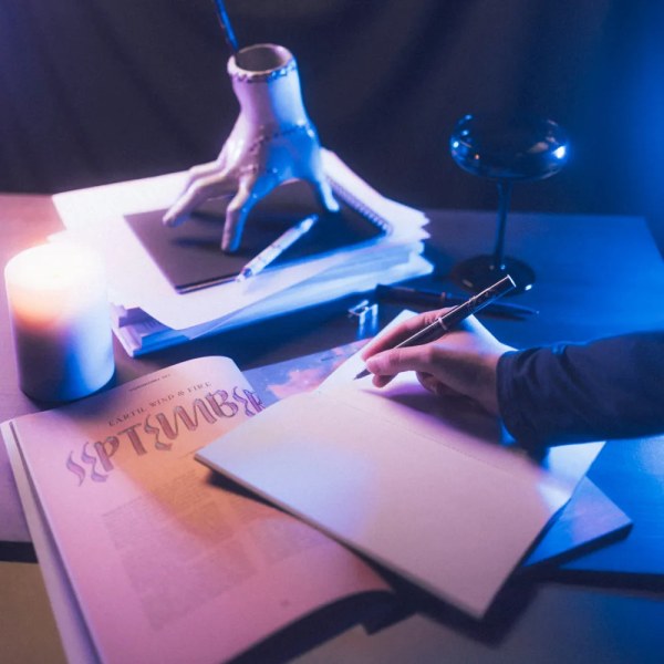 THING PENNENHOUDER MET SCHRIJFSET – WOENSDAG