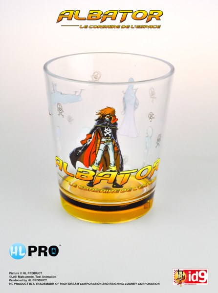 Kapitein Harlock staat in een plastic glas - Kapitein Harlock