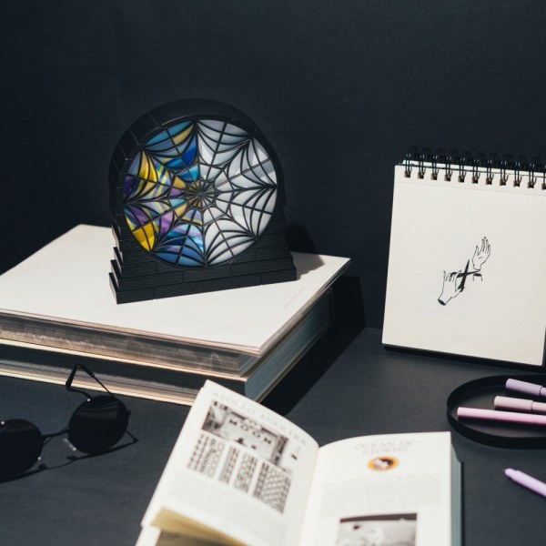 Wednesday Lamp – Raam van Ophelia Hall