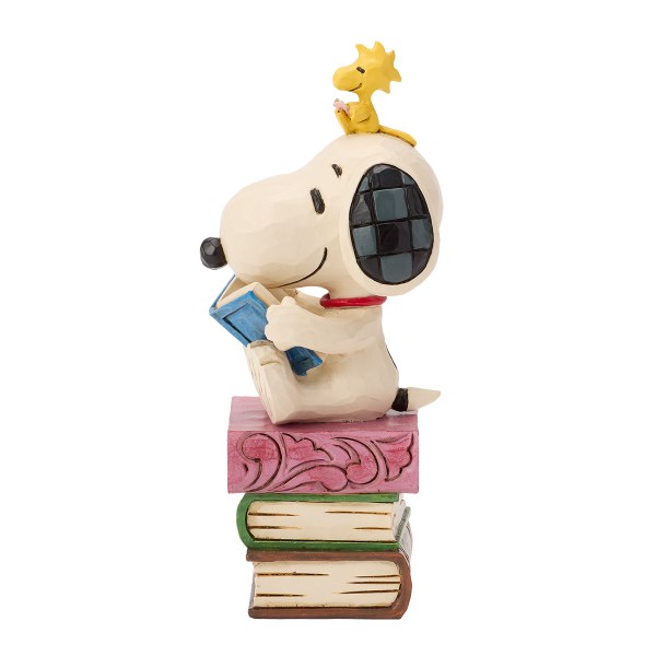 Snoopy leest op een stapel boeken - Peanuts