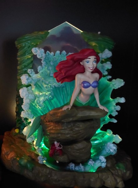 DE KLEINE MEERMIN LICHT OP - DISNEY SHOWCASE