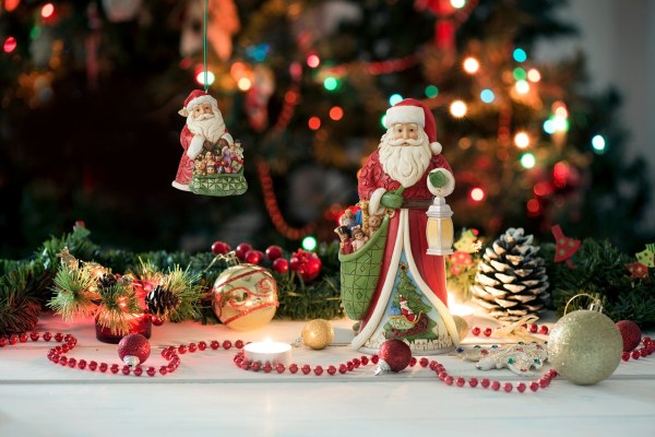 ORNAMENT KERSTMAN MET ZIJN SPEELGOEDKAP - JIM SHORE HEARTWOOD CREEK