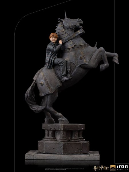 RON WEASLEY BIJ DE WIZARDS SCHAAKBORD ART SCALE - HARRY POTTER