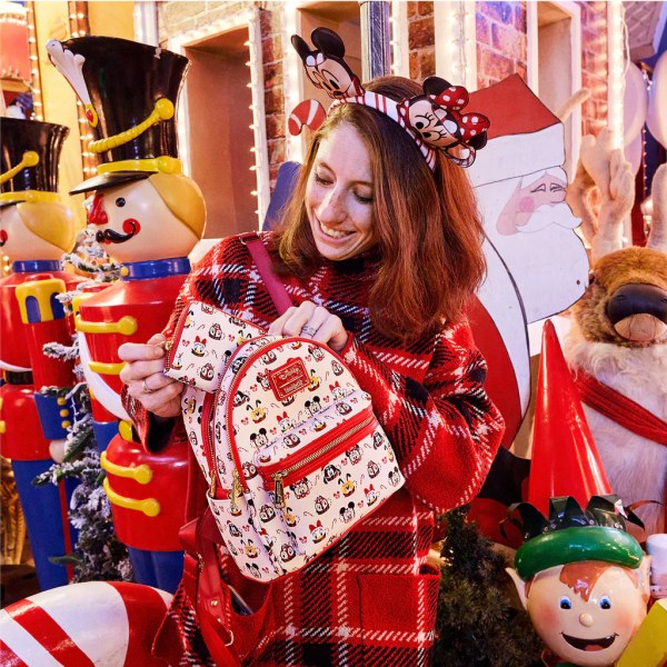 MINI RUGZAK EN HAARBAND MICKEY AND FRIENDS MOKKEN - DISNEY LOUNGEFLY