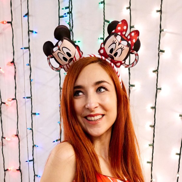 MINI RUGZAK EN HAARBAND MICKEY AND FRIENDS MOKKEN - DISNEY LOUNGEFLY