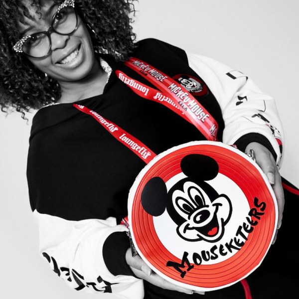 DISNEY100 MICKEY MOUSEKETEER SCHOUDEDTASSEN - DISNEY LOUNGEFLY