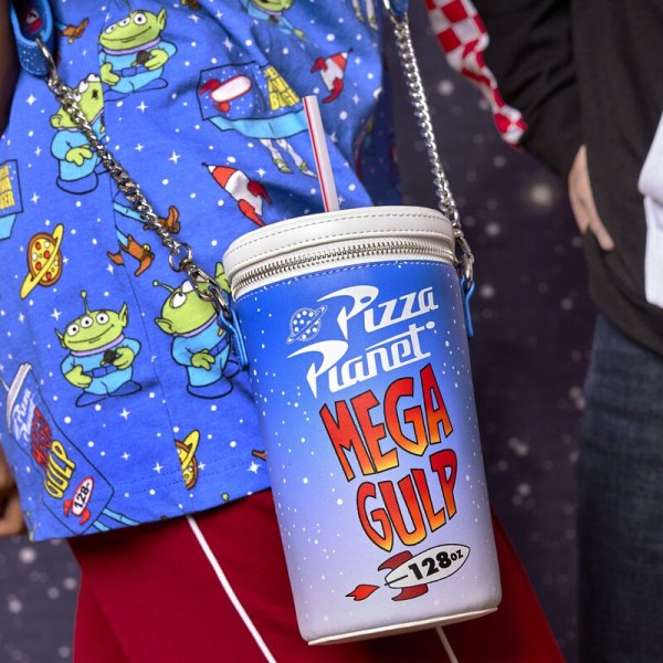 TOY STORY PIZZA PLANET MEGA GLUP SCHOUDEDTAS - DISNEY PIXAR LOUNGEFLY