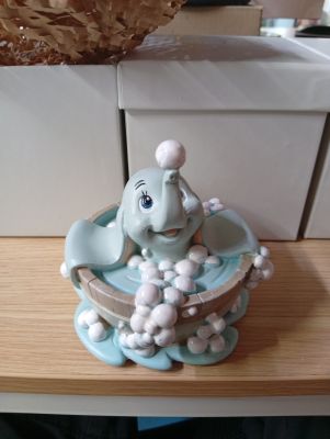 Disney Dumbo figuurtje in bad, 10 cm